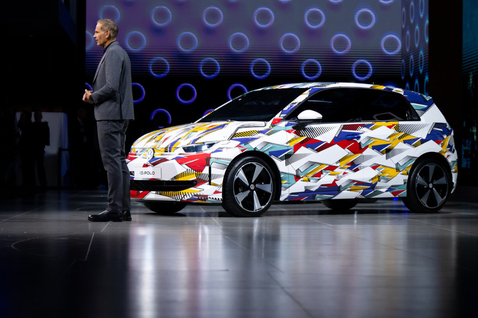 VW-Vorstandsvorsitzender Oliver Blume präsentiert den noch leicht getarnten ID.POLO. Ab knapp unter 25.000 Euro will man die Modelle ab 2026 anbieten können.