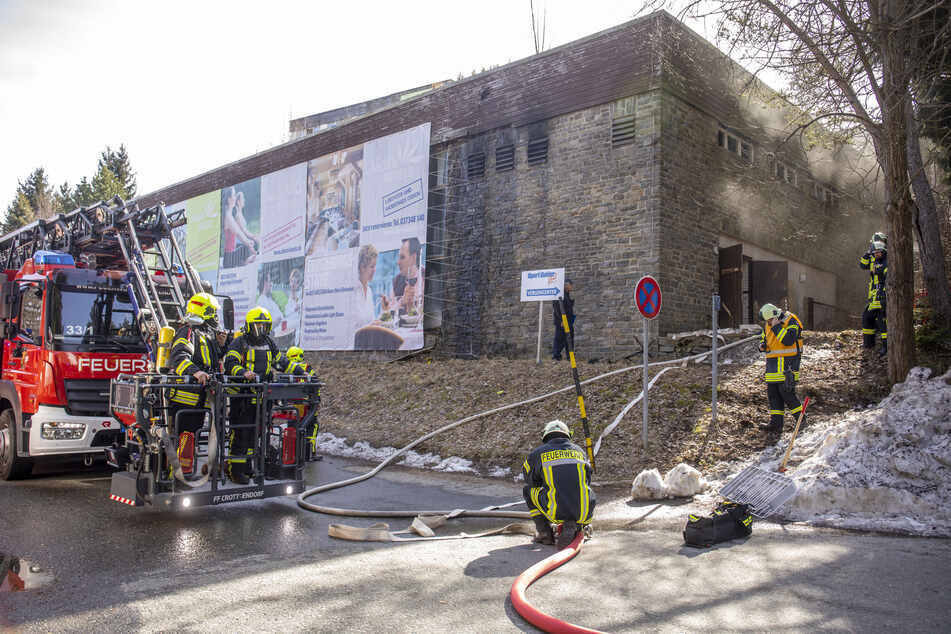 Nach Feuer in ehemaliger Schwimmhalle im Erzgebirge: Tatverdächtige ermittelt