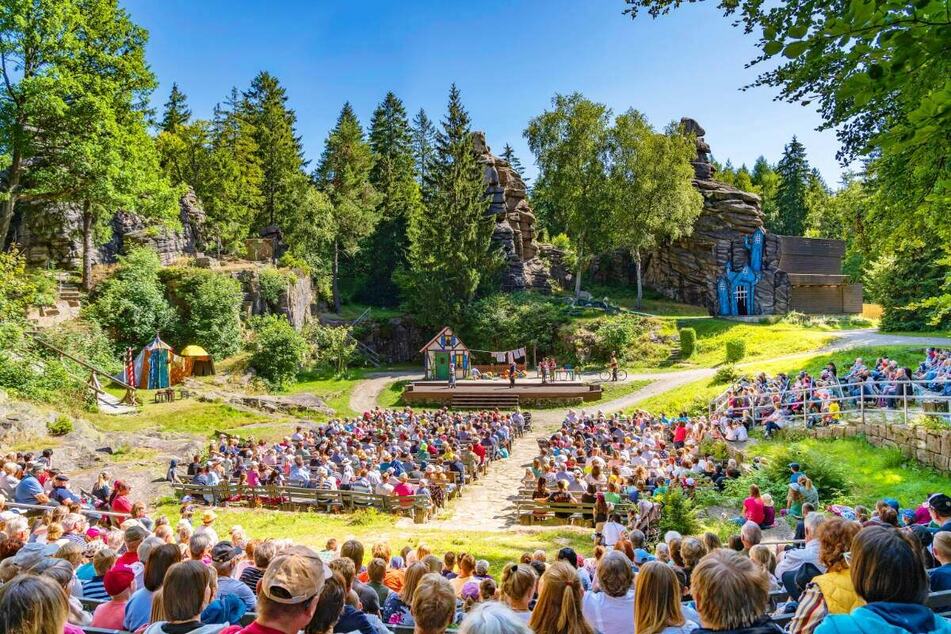 Sommer, Felsen, Festspiele – das Naturtheater Greifensteine bringt Kultur und Familienabenteuer mitten ins Erzgebirge.