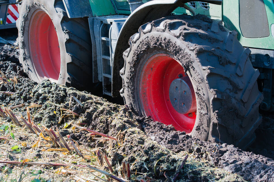 Im Jerichower Land war ein Traktor in einen Kleinwagen gekracht. (Symbolbild)