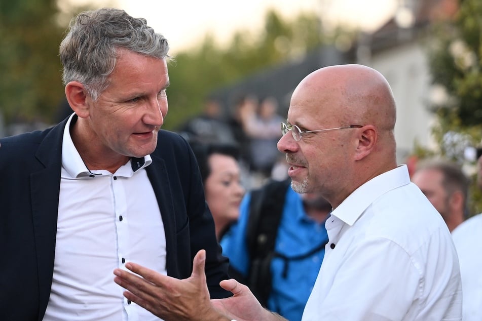 Im Rahmen seines Auftrittes unterhielt sich Björn Höcke (51, l.) mit dem ehemaligen AfD-Politiker Andreas Kalbitz (50, r.)