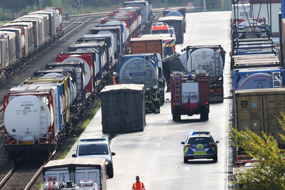 Leipzig: Laster und Container kollidieren: Feuerwehr muss mit ABC-Gruppe anrücken