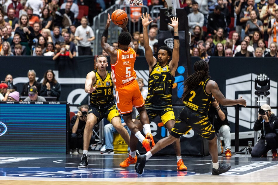 Neuzugang Corey Davis (30, Nr. 5) hat bei den Niners hervorragend eingeschlagen. Der US-Boy will mit Chemnitz ins Viertelfinale.