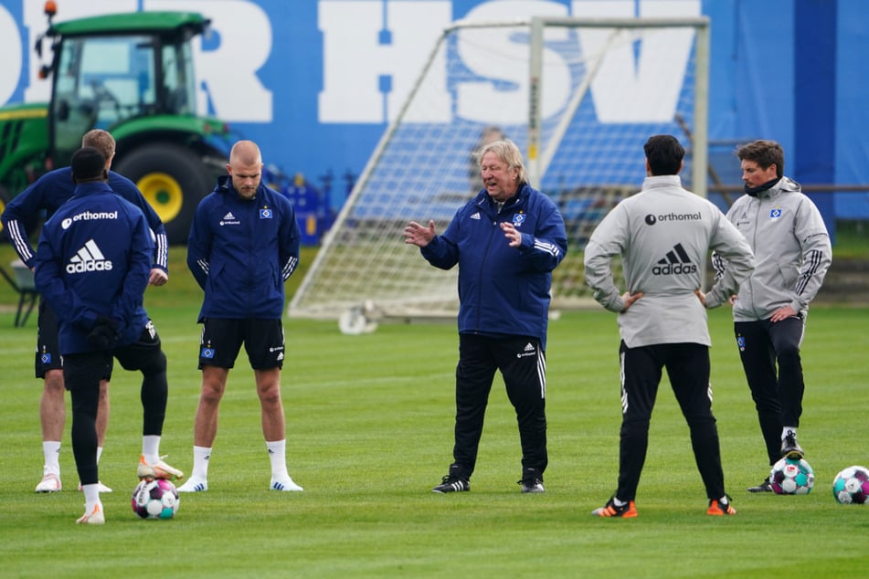 Horst Hrubesch erklärt den HSV-Spielern, was er von ihnen verlangt.