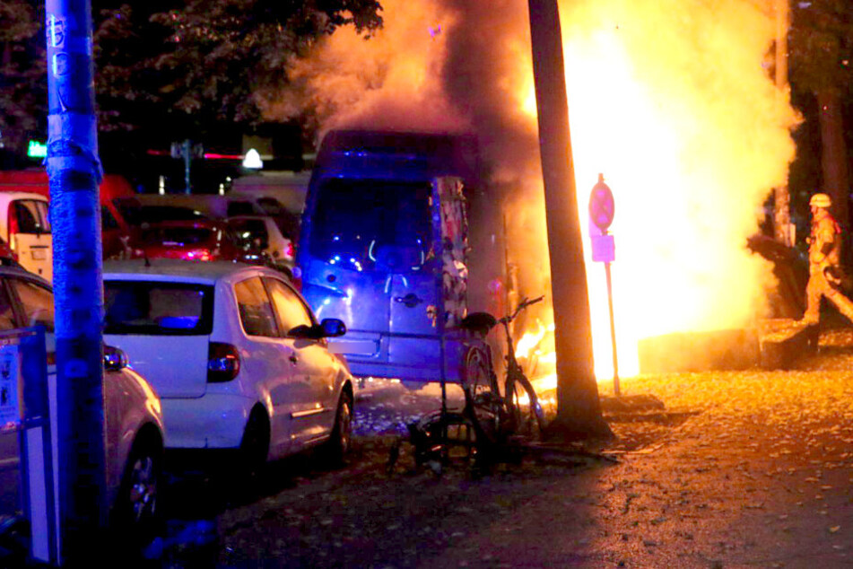 Auch ein Lieferwagen in der Sonnenallee stand in Flammen.