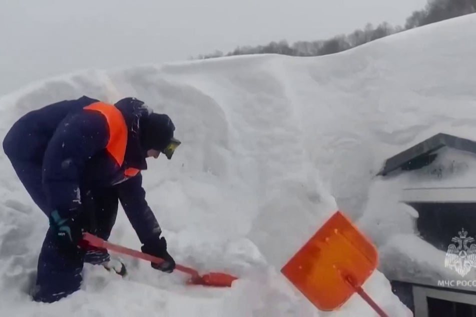 Anwohner müssen gegen jeden Zentimeter Schnee ankämpfen. Insbesondere ältere Menschen, die allein leben, sind von den extremen Schneemassen bedroht.