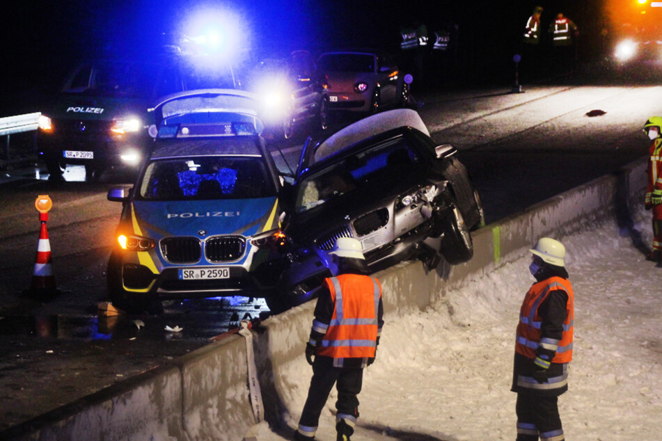 Der Wagen der Fahrerin kam auf der Mittelleitplanke zum Stillstand.