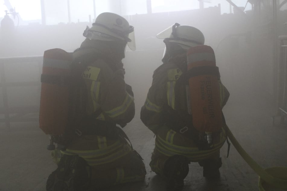 Wegen des stark verrauchten Treppenhauses hatten die etwa 30 Personen das Mehrfamilienhaus zunächst nicht verlassen können. Feuerwehrleute gingen unter Atemschutz in das Gebäude. Auch zwei Drehleitern waren im Einsatz. (Symbolbild)