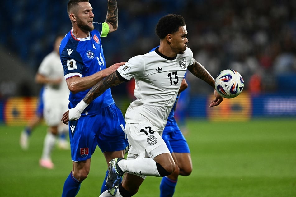 Deutschlands Nnamdi Collins (21, r.) behauptet sich im Zweikampf um den Ball gegen Slowakei-Kapitän Milan Skriniar (30, l.)