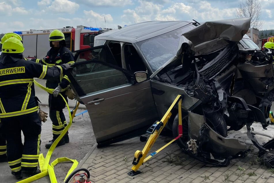 Auto kracht gegen Rennsteig-Tunnel: Fahrer verstirbt auf dem Weg ins Klinikum