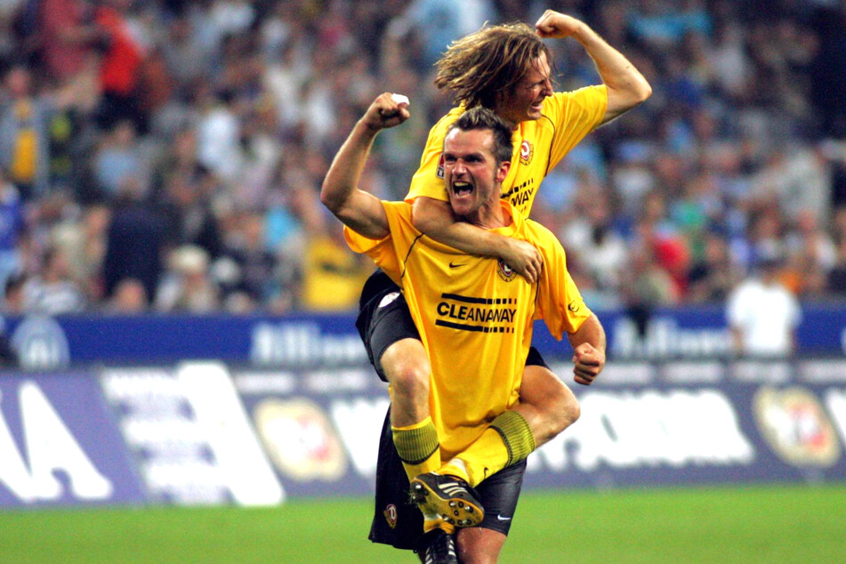9. September 2005: Karsten Oswald (heute 48, v.) und Volker Oppitz (heute 46) jubeln über den 2:1-Sieg der Dynamos beim TSV 1860 München. (Archivfoto)