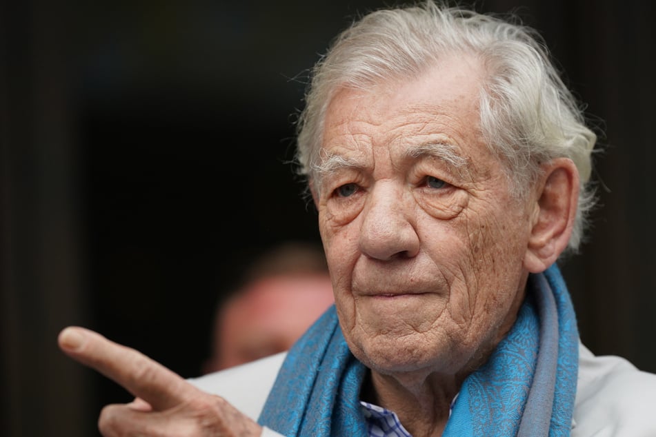 Schauspiellegende Ian McKellen (85) stürzte am Montag von einer Theaterbühne in London.