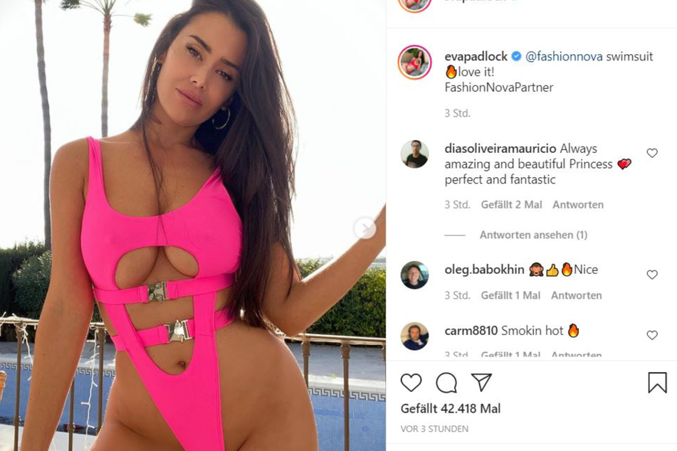 Eva Padlock (36) is admired by commenters on Instagram in a voluptuous swimsuit