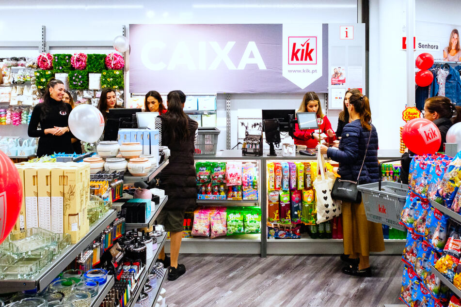 Clientes fazem fila para a inauguração da KiK, em Vizela.
