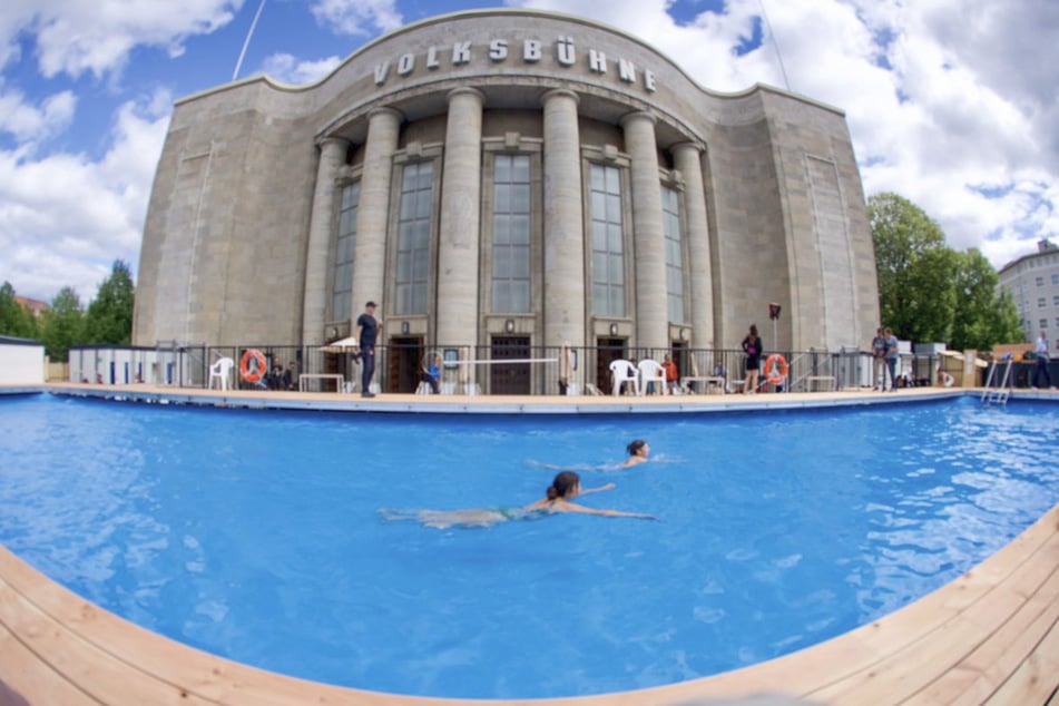 Berlin: Coole Idee oder Geldverschwendung? Berliner Theater lädt zum Gratis-Planschen ein