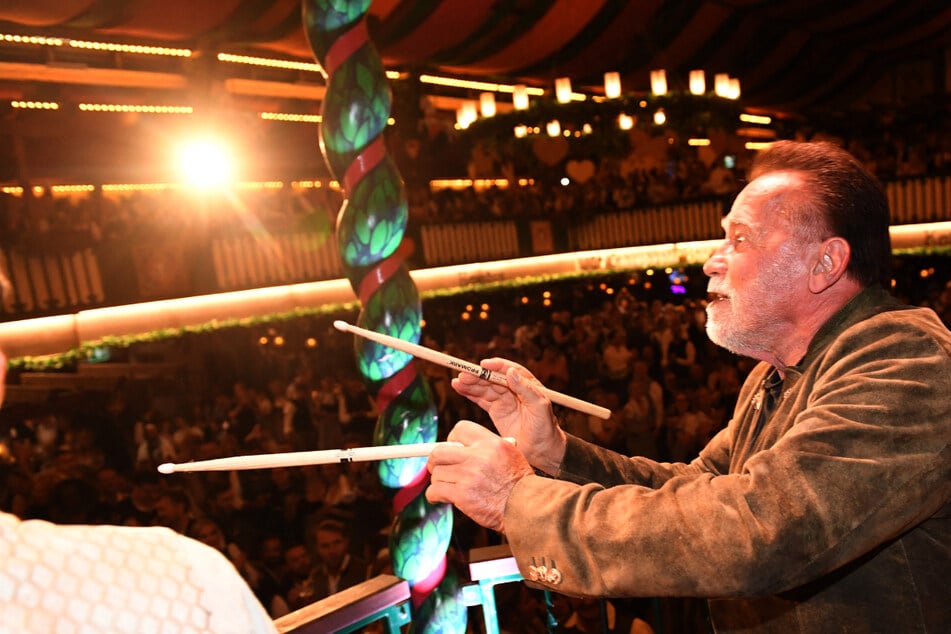 Oktoberfest in München: "I'll be back" - Schwarzenegger dirigiert im Marstall