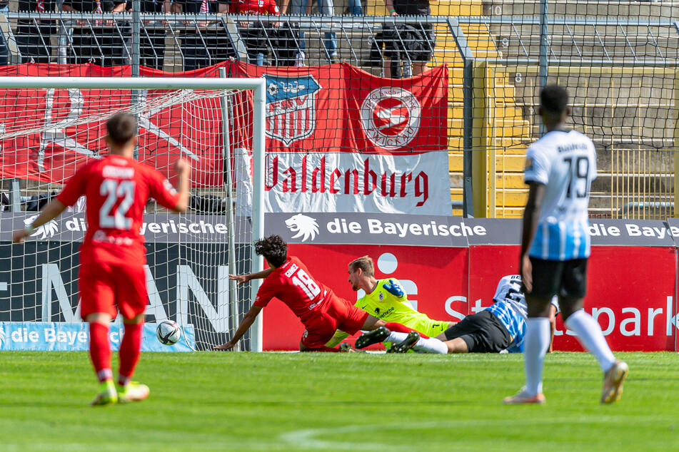 Johan Gomez trifft zum 1:0 für den FSV Zwickau.