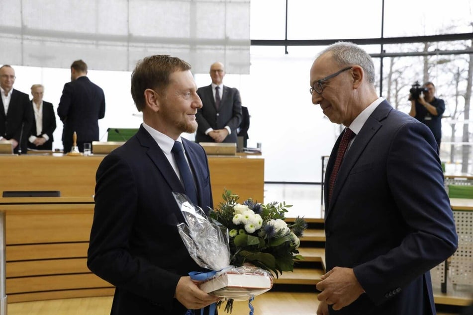 AfD-Landeschef Jörg Urban (60, r.) hatte ebenfalls Lektüre parat.