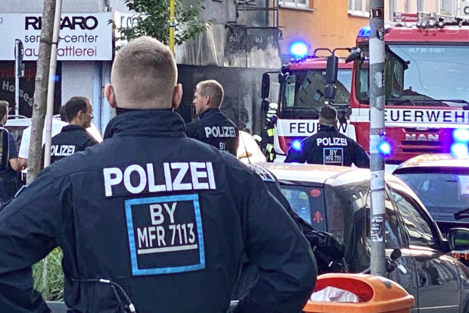 Bei einer Explosion in einem Laden in Nürnberg in Bayern waren am Dienstagabend zwei Menschen leicht verletzt worden.