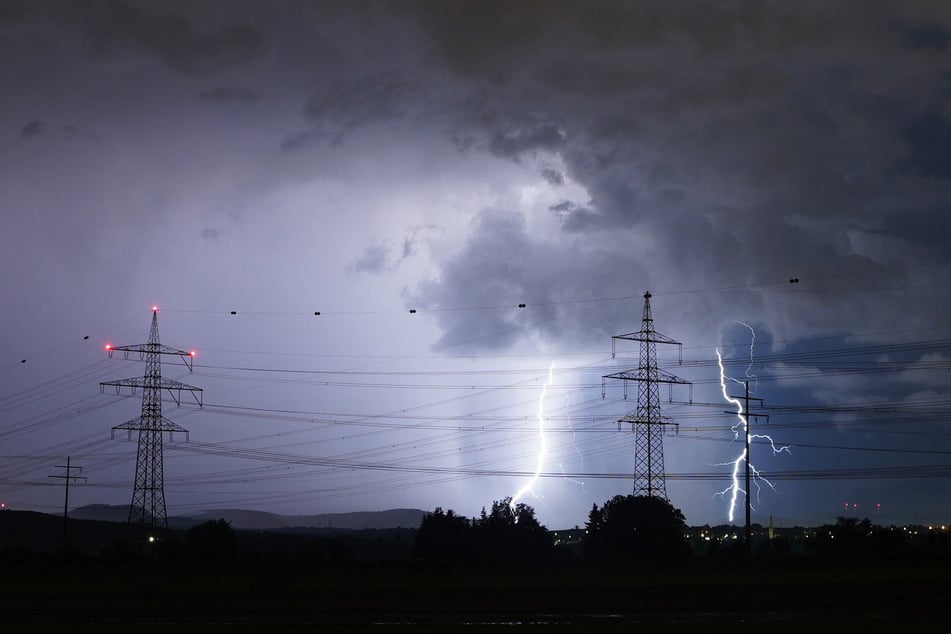 Blitze zucken über den Nachthimmel von Stuttgart. Gewitter werden in den nächsten Tagen für ganz Deutschland erwartet.