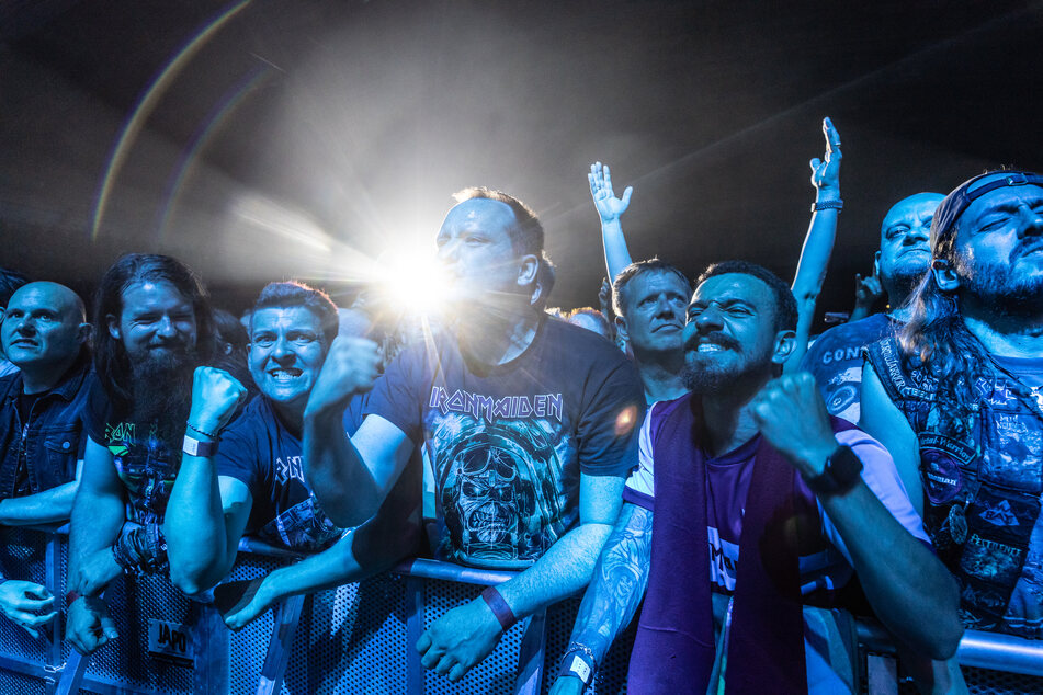 Die Fans in der ausverkauften Arena feierten die 90-minütige Show begeistert mit, zelebrierten jeden Song und ließen sich von Bruce Dickinson immer weiter animieren. Bei "Fear of the Dark" war die Menge so laut, dass sie sogar die Band übertönte.