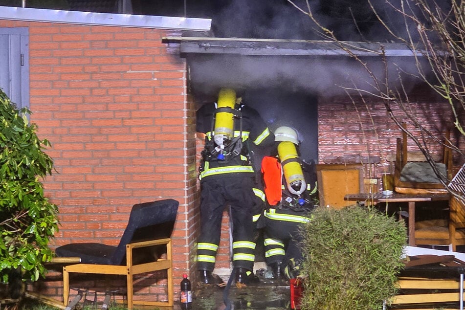 In Hamburg-Neugraben hat ein gezündetes Feuerwerk einen Schuppen in Brand gesetzt.