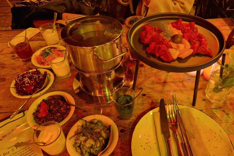 Das Fleisch-Fondue im StrandPauli wird mit fünf unterschiedlichen Salaten und Saucen gereicht.