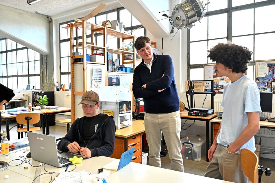 Miro (16, l.) und Hussein (16) absolvieren ihr Freiwilliges Soziales Jahr am TSD-"DLR School Lab" und erklären Kultusminister Conrad Clemens (43, CDU), was sie in dem Schülerlabor tagtäglich so machen.