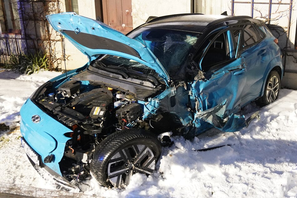 Dieser elektrische Hyundai wurde in Lieske von der Straße gerammt.