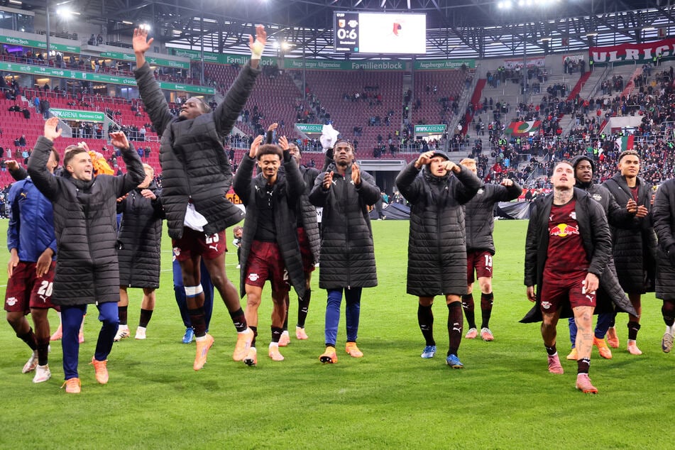 Die Mannschaft ließ sich für das 6:0 in Augsburg natürlich trotzdem feiern.