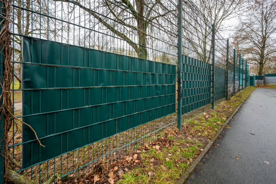 Dieser Sichtschutz wurde im Januar an den Zaun angebracht.