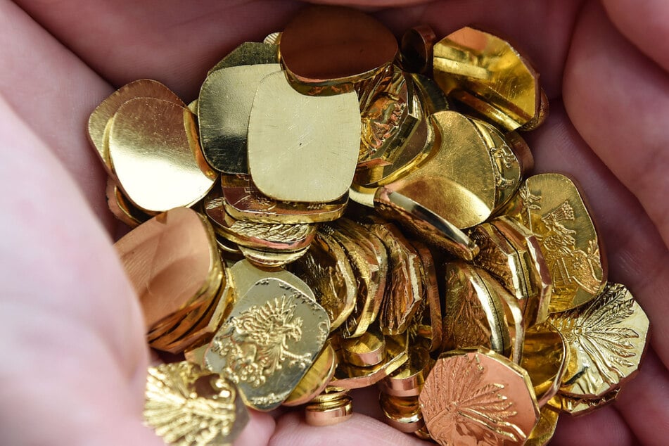 Ihr Erlös ist wertvolle Hilfe für echte Indianer: eine Handvoll Gold-Nuggets.