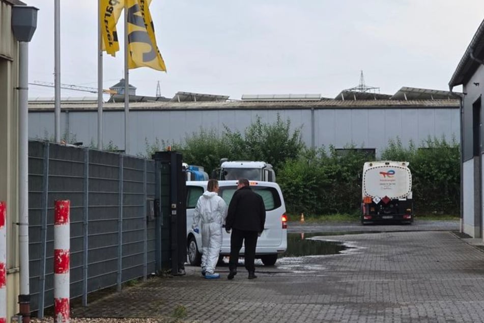 Ermittler der Polizei stehen auf dem Schrottplatz in Erkelenz, um Spuren zu sichern.