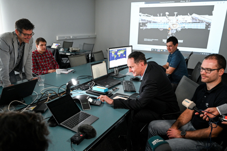 Die Verantwortlichen des Raumfahrtprojekts "Icarus" telefonieren mit Kollegen.