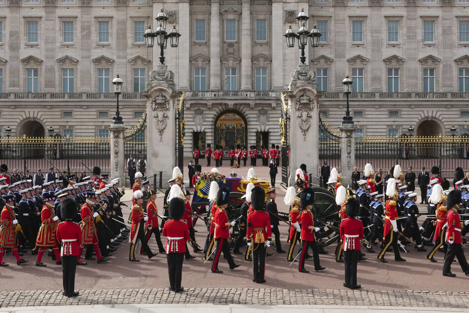 Die Prozession mit dem Sarg der britischen Königin Elizabeth II. (†96) zieht am Buckingham-Palast vorbei.