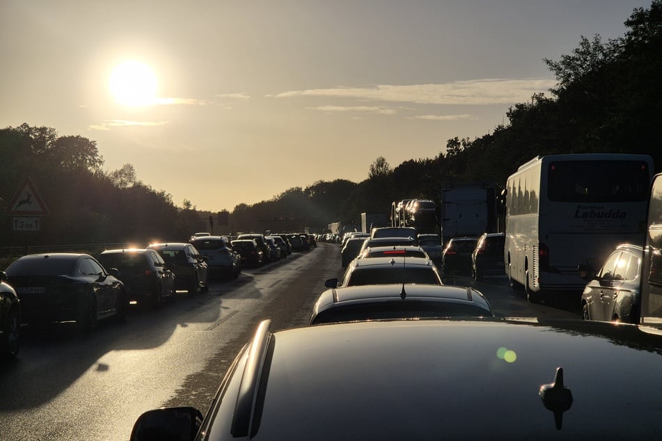 Vor dem langen Himmelfahrtswochenende dürfte es auf den Autobahnen in NRW wieder besonders voll werden. (Symbolbild)