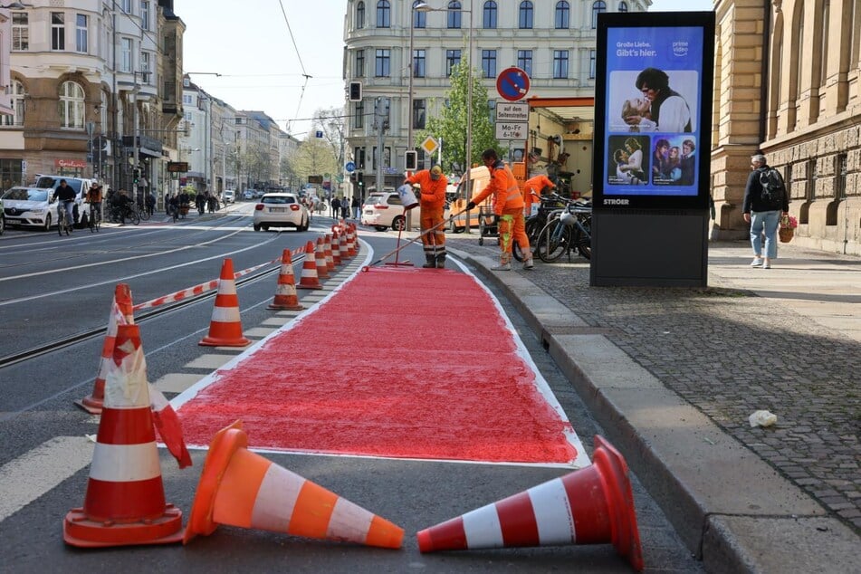Im Peterssteinweg wurde bereits die rote Farbe auf die Straße gekippt ...