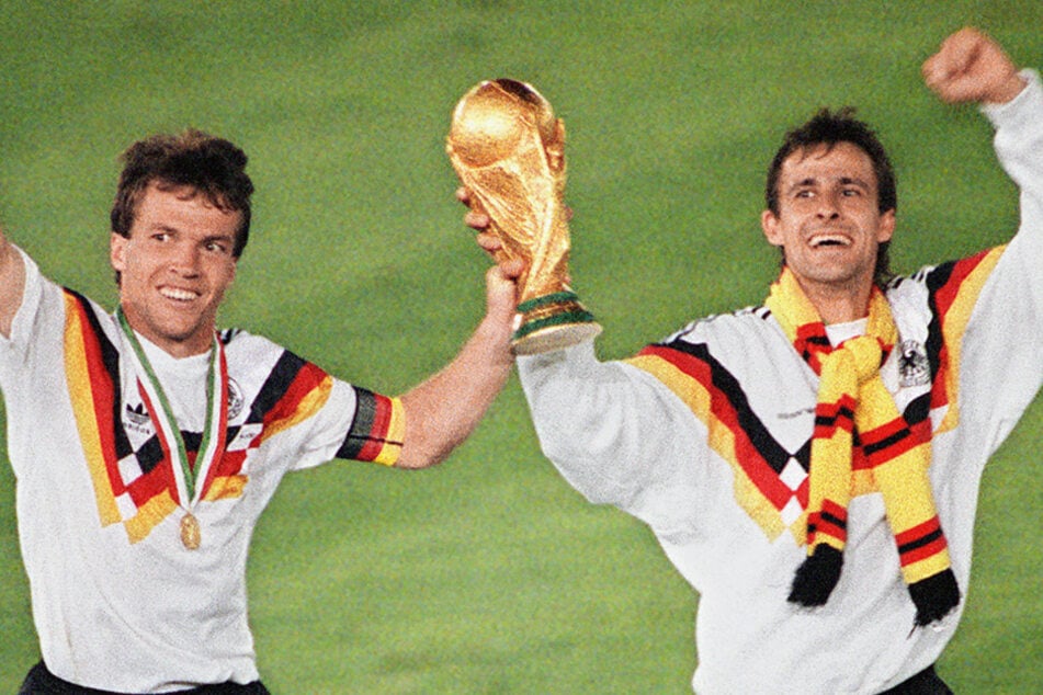 Gemeinsam mit Lothar Matthäus (63, l.) feierte "Litti" mit dem Gewinn der Weltmeisterschaft 1990 den größten Erfolg seiner Karriere.