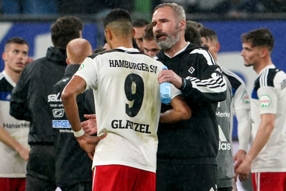 Glückliche Gesichter sehen anders aus: HSV-Coach Tim Walter (47, vorne r.) tröstet Robert Glatzel (29) nach dem Schlusspfiff.