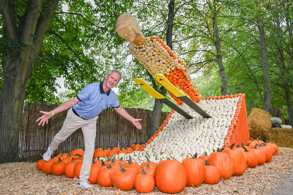 Original &amp; Skulptur: "Schanzenfloh" Jens Weißflog (62) vor seinem Kürbis-Skispringer.