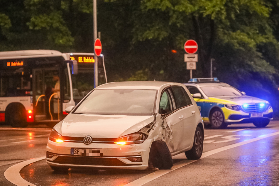 Das Auto wurde bei dem Unfall um die eigene Achse gedreht.