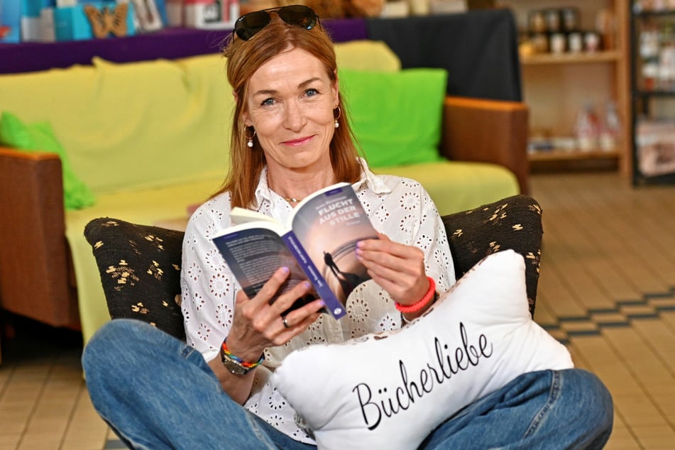 Autorin Jana Hassepass (54) mit ihrem ersten Roman. Das Buch gibt's auch im Pop-up-Store in der Neustädter Markthalle.