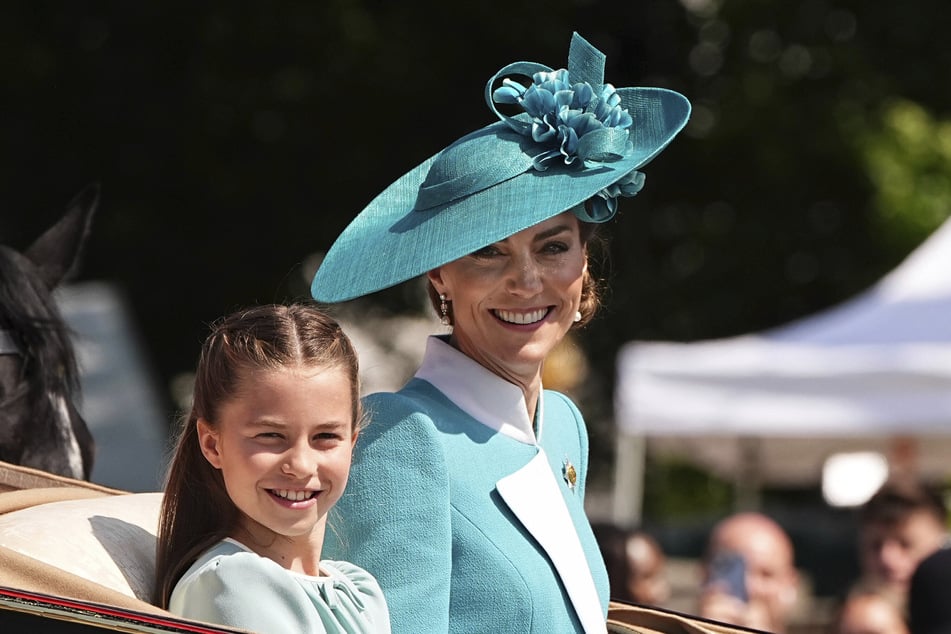 Prinzessin Kate (42) und Prinzessin Charlotte (10) strahlen im süßen Partnerlook um die Wette.