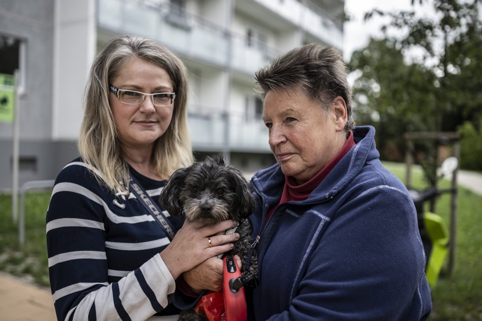 Die Brandserie schlägt aufs Gemüt: Simone Eibisch (54, l.), Hund Asta (3) und Monika Wagner (73) leben Am Harthwald.
