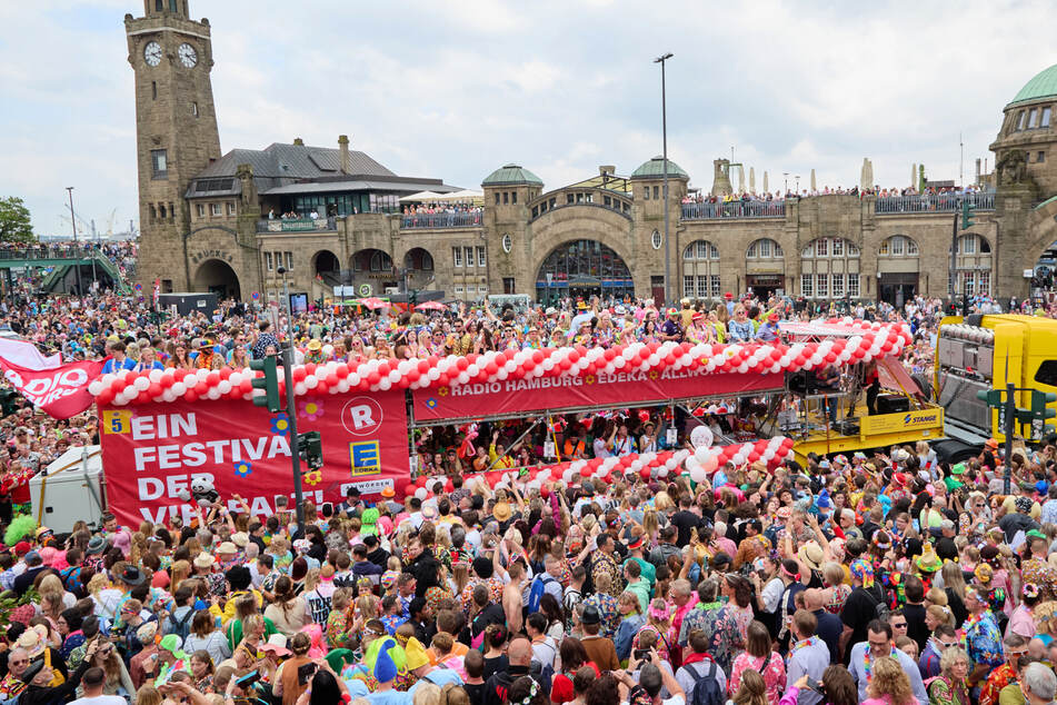 Rund 400.000 Schlagerfans aus ganz Deutschland versammeln sich in Hamburg.
