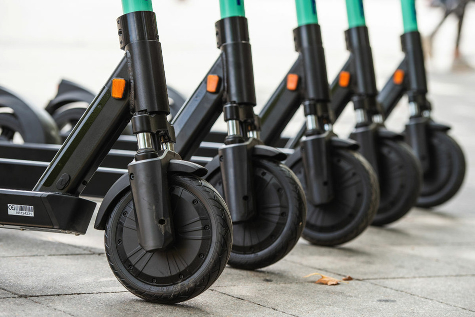 Mercedes nietet E-Scooter um: Fahrer muss wiederbelebt werden