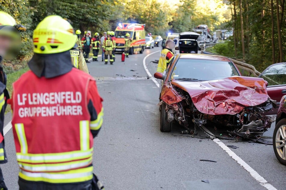 Schwerer Unfall auf der B94 bei Lengenfeld (Vogtland): Ein Renault krachte am Dienstagnachmittag frontal mit einem BMW zusammen. Die Straße musste komplett gesperrt werden.