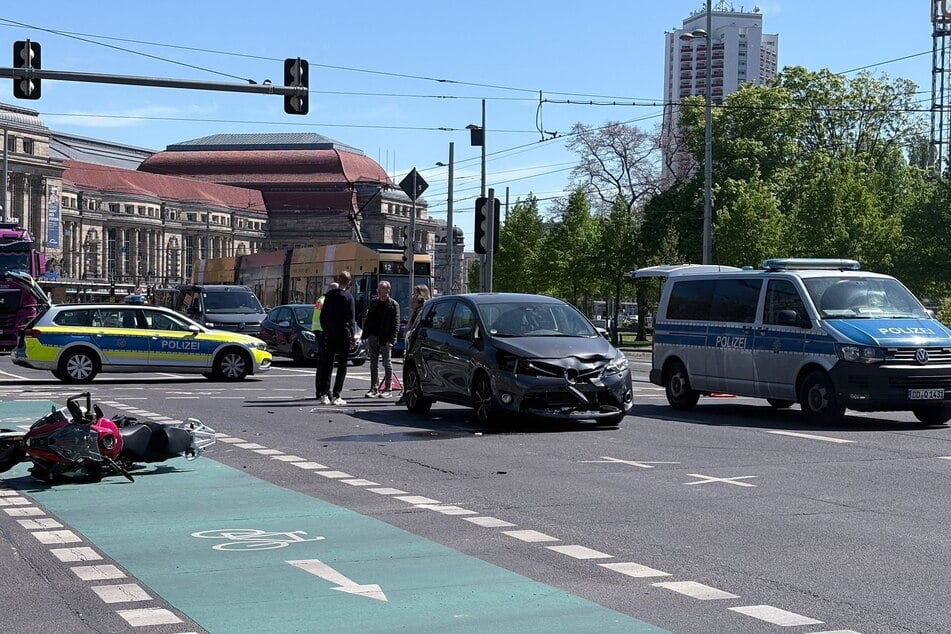 Der Toyota soll bei Rot in die Kreuzung eingefahren sein.