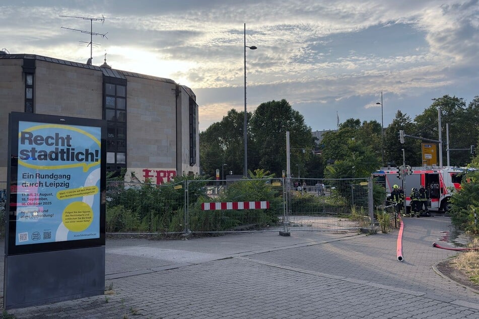 Ein Großaufgebot der Leipziger Feuerwehr verhinderte am Montagabend einen Brand im leerstehenden Bowlingtreff, der zum neuen Naturkundemuseum umgebaut werden soll.