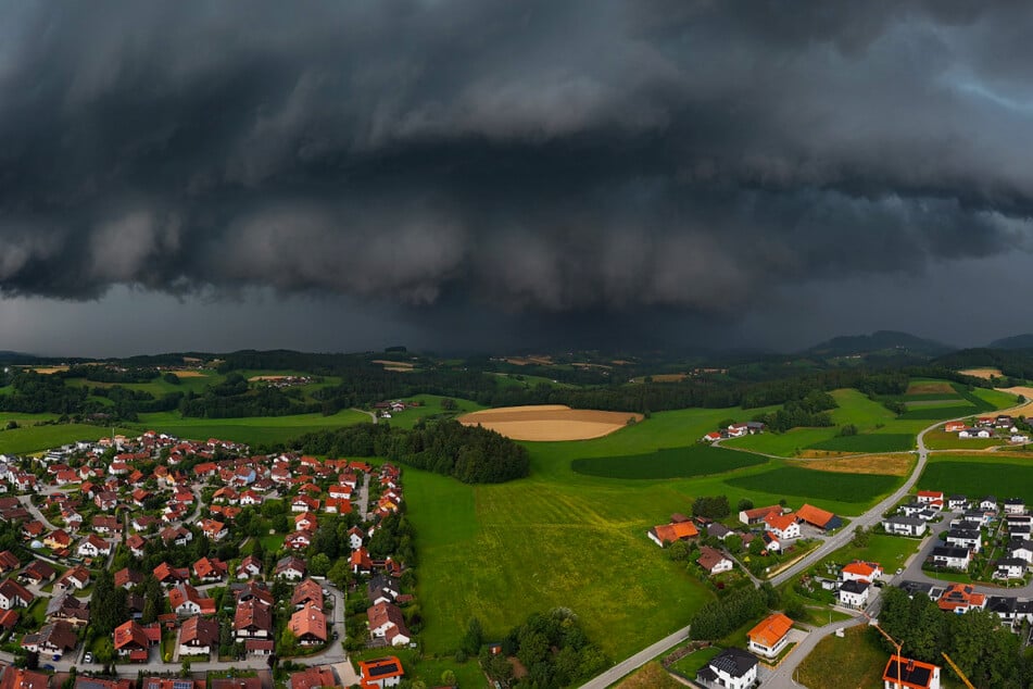 Die Gewitterzelle formte sich im Raum Hengersberg und zog dann nach Deggendorf.